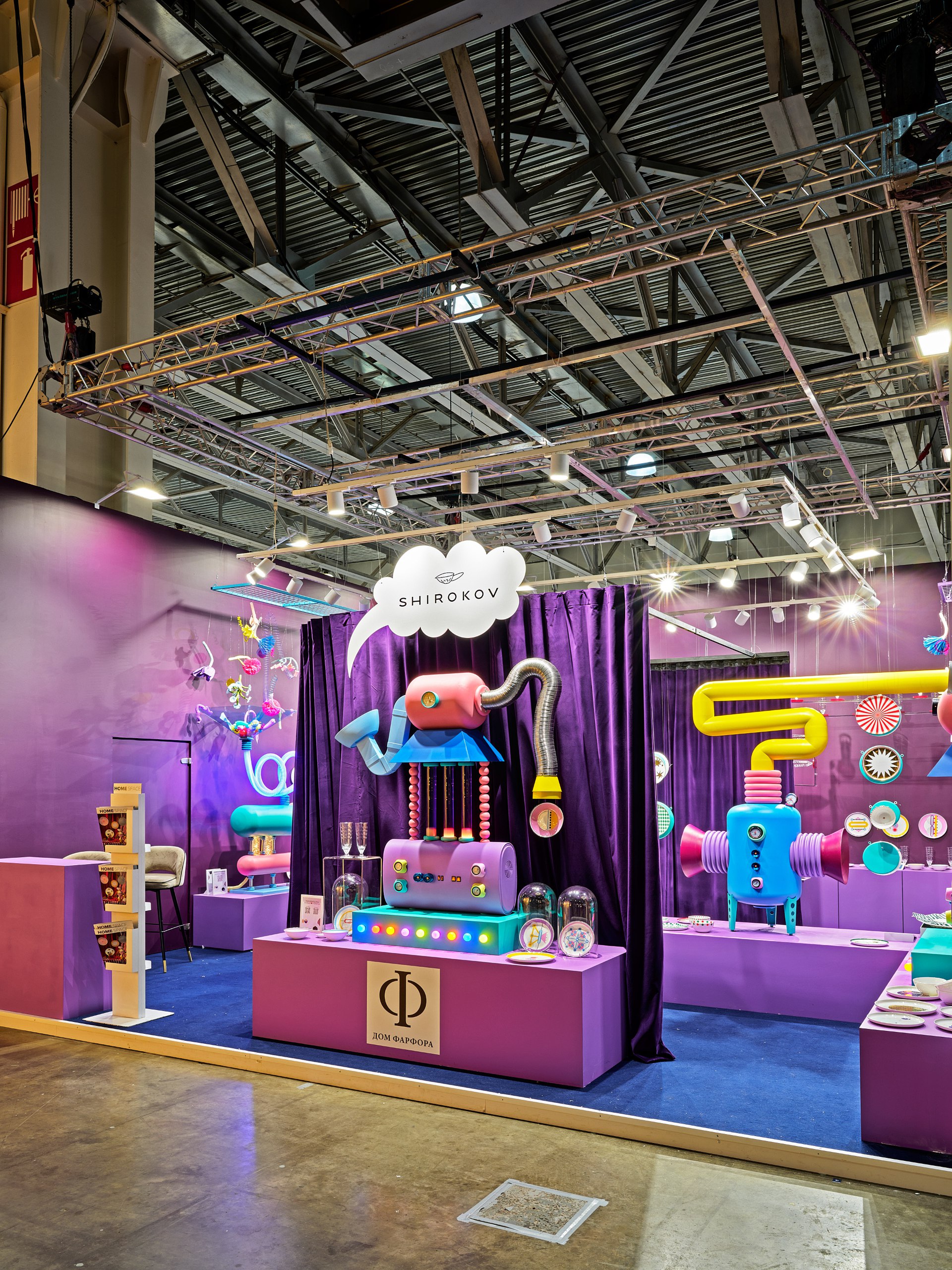 Великолепный в своей яркости стенд «Дома Фарфора» похож на яркие витрины сети, которые обычно очень богато и эффектно декорированы. Премьера этого года — новый бренд сети — Shirokov | Сетка — социальная сеть от hh.ru
