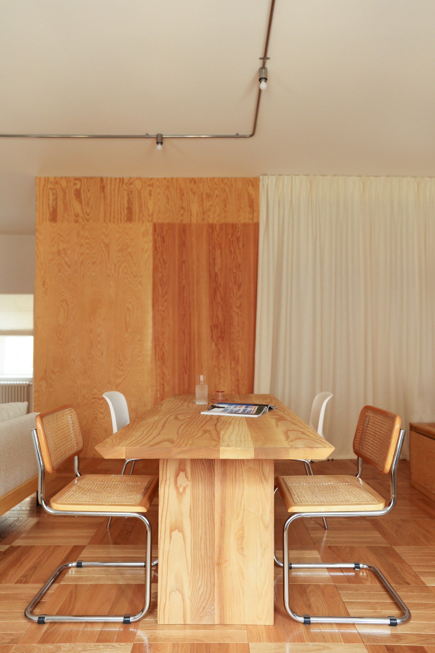 Для дизайнеров зачастую непростой, но оттого ещё более интересной, является работа с проектами для творческих людей — клиентами Spam Buro стал семейный тандем в составе мужа-режиссёра и жены-сценарист... | Сетка — социальная сеть от hh.ru