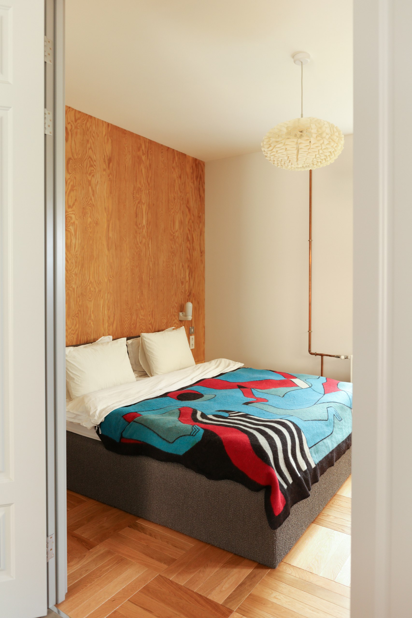 Для дизайнеров зачастую непростой, но оттого ещё более интересной, является работа с проектами для творческих людей — клиентами Spam Buro стал семейный тандем в составе мужа-режиссёра и жены-сценарист... | Сетка — социальная сеть от hh.ru