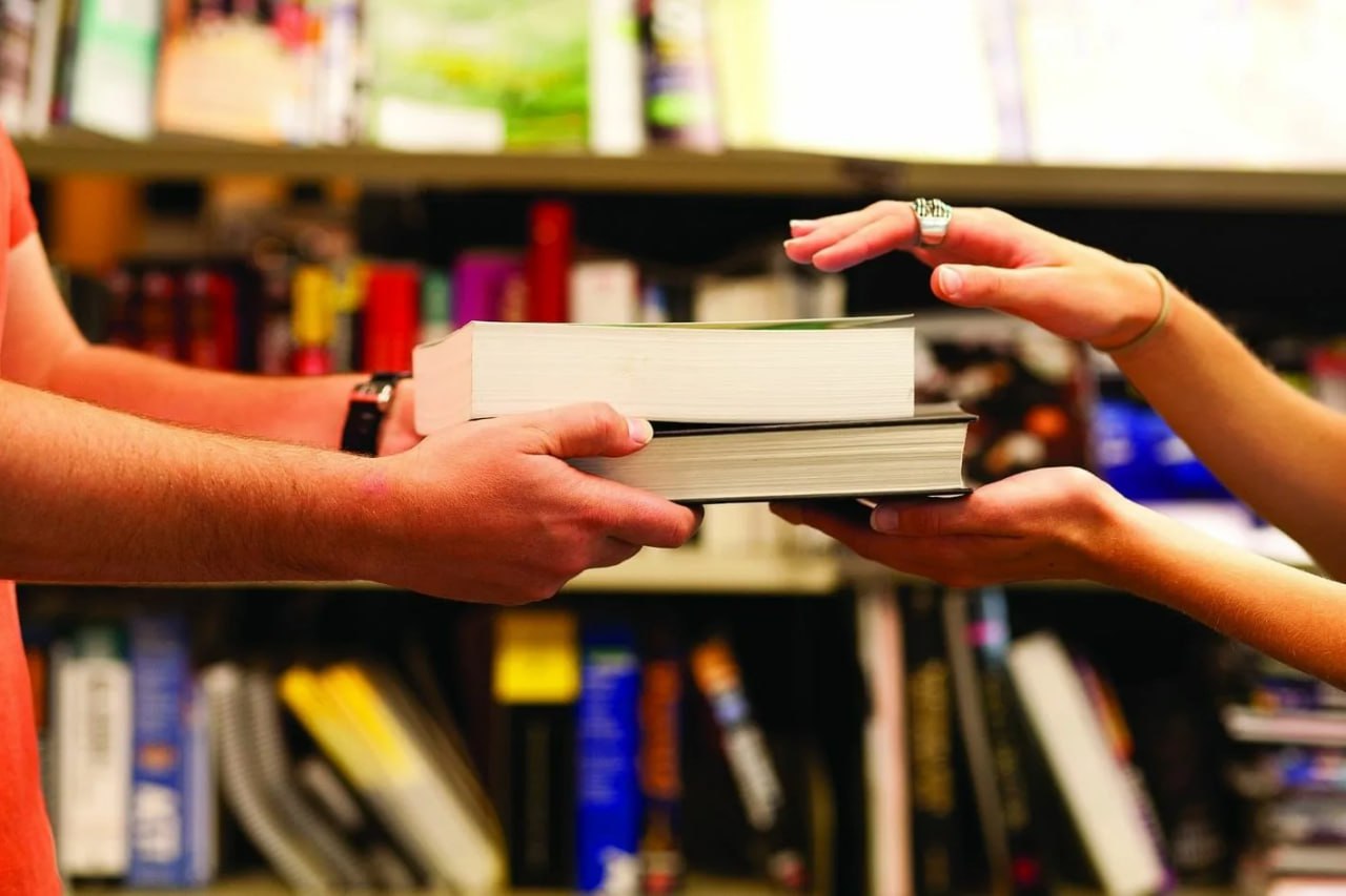 📚На Ставрополье пошли Дни книгодарения
С 10 по 16 февраля люди дарили друг другу книги, делились книжными подарками с близкими, друзьями и даже незнакомцами | Сетка — социальная сеть от hh.ru