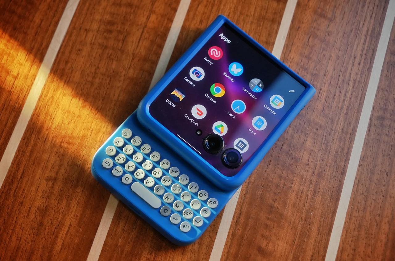 iphone в blackberry превратили, теперь очередь за android.
clicks, авторы чехлов с qwerty-клавиатурой в стиле blackberry, анонсировали версию для android-смартфонов — обычных и складных | Сетка — социальная сеть от hh.ru