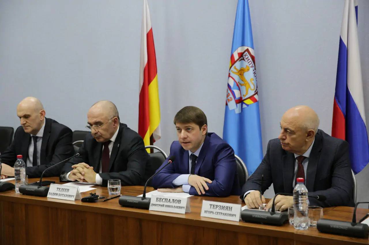 👍 СКФУ укрепляет сотрудничество с Южной Осетией в образовании и науке
Северо-Кавказский федеральный университет подвел итоги 10-летнего сотрудничества с Южной Осетией и наметил новые направления взаим... | Сетка — социальная сеть от hh.ru