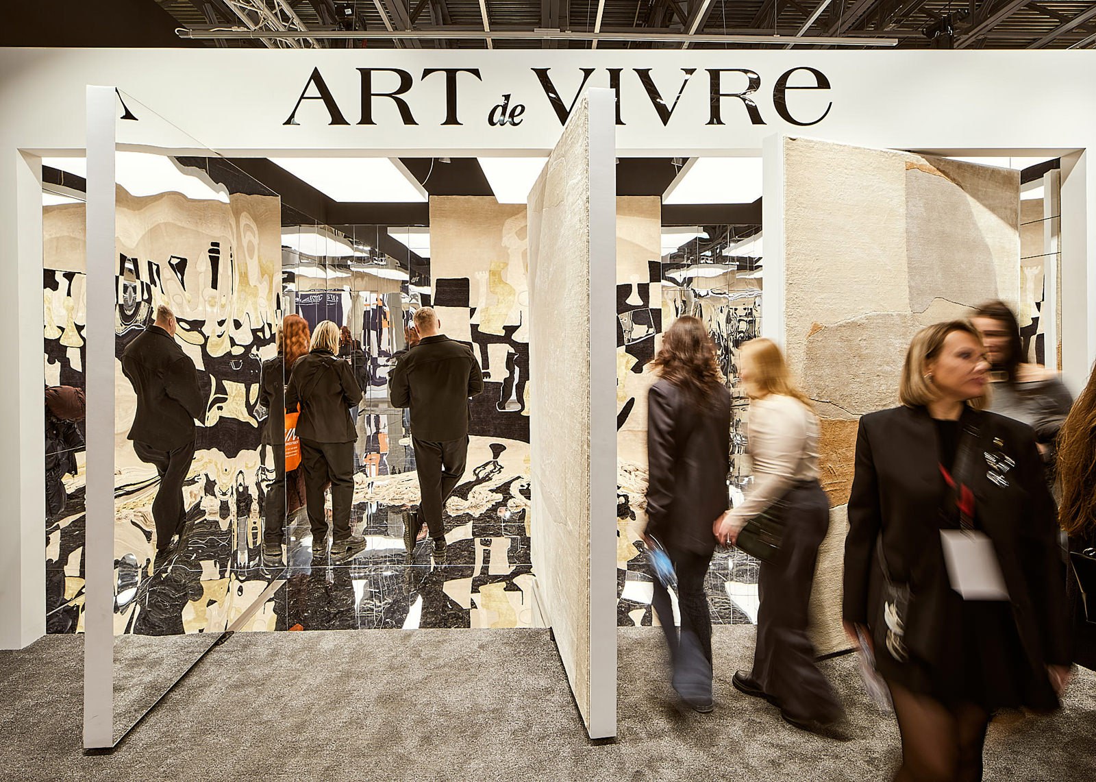 Эффектный стенд получился у компании Art de Vivre — известного российского производителя ковров.
Всё самое интересное про ARTDOM читайте на сайтe wajournal | Сетка — социальная сеть от hh.ru