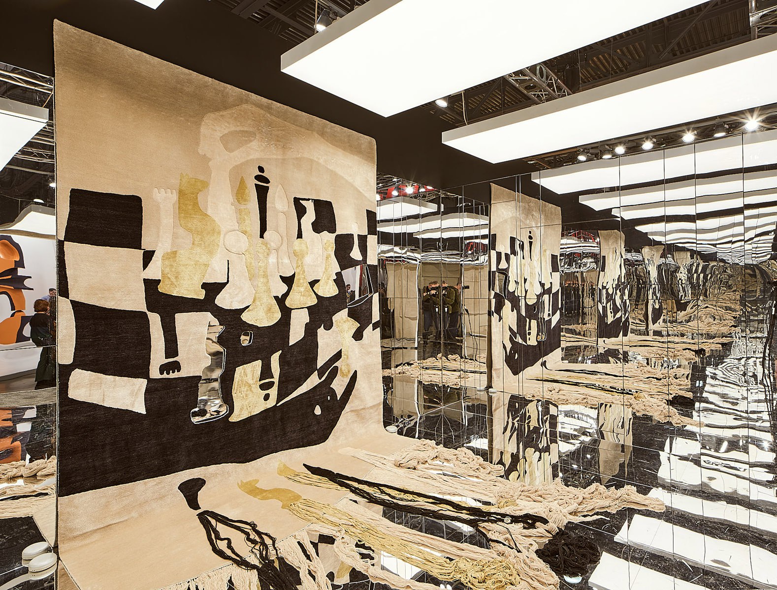 Эффектный стенд получился у компании Art de Vivre — известного российского производителя ковров.
Всё самое интересное про ARTDOM читайте на сайтe wajournal | Сетка — социальная сеть от hh.ru