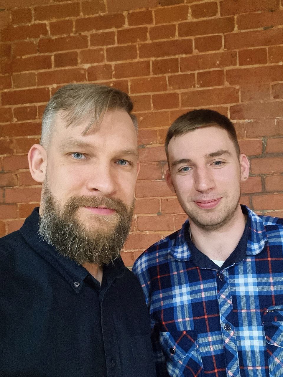 Вчера с Романом погутарили в комментариях об аттестации, а сегодня уже в офисе кофе попили и обменялись новостями. 
В этом плане Киров удобен: встретиться легко, все близко, удобно! Нравится. | Сетка — социальная сеть от hh.ru