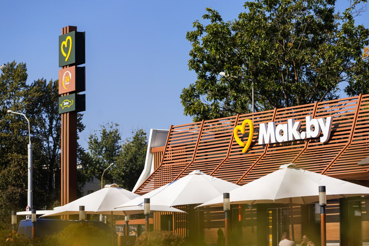Mak.by: разработка бренда от Fabula Branding
Кейс-мимикрия на айдентику McDonald’s, ушедшего с белорусского рынка. В официальном релизе кейса Mak | Сетка — социальная сеть от hh.ru