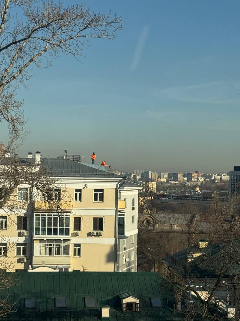 Когда любишь свою работу ❤️
Эти ребята сделали мое утро, поворачиваю голову от монитора , а тут…
Остановить момент и полюбоваться солнечной Москвой с крыши - кайф☺️☀️. | Сетка — социальная сеть от hh.ru