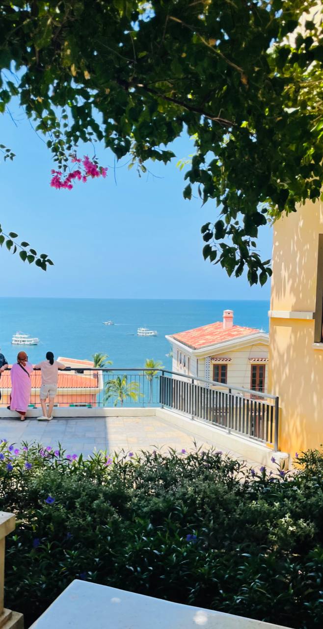 Если отобрать у этого города интернет, у него есть все шансы остаться здоровым. 
Даже с таким маркетинговым названием, Sunset town.
Он еще не достроен и запуститься только через год | Сетка — социальная сеть от hh.ru