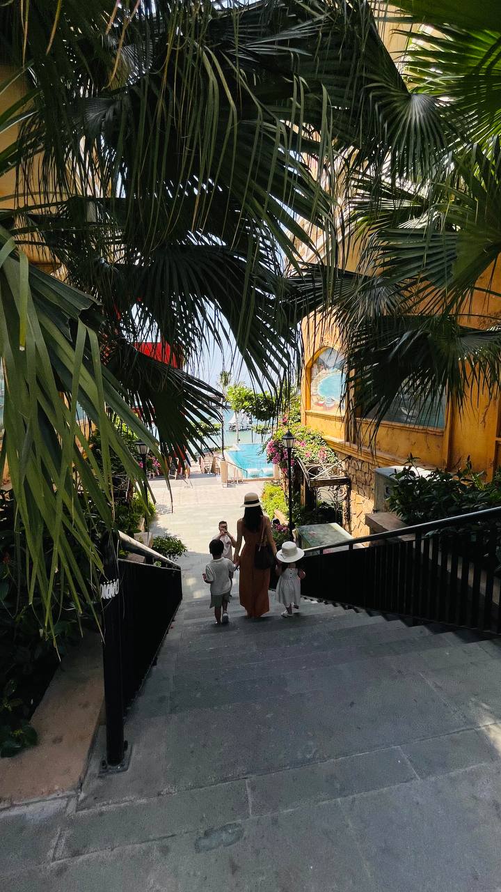 Если отобрать у этого города интернет, у него есть все шансы остаться здоровым. 
Даже с таким маркетинговым названием, Sunset town.
Он еще не достроен и запуститься только через год | Сетка — социальная сеть от hh.ru