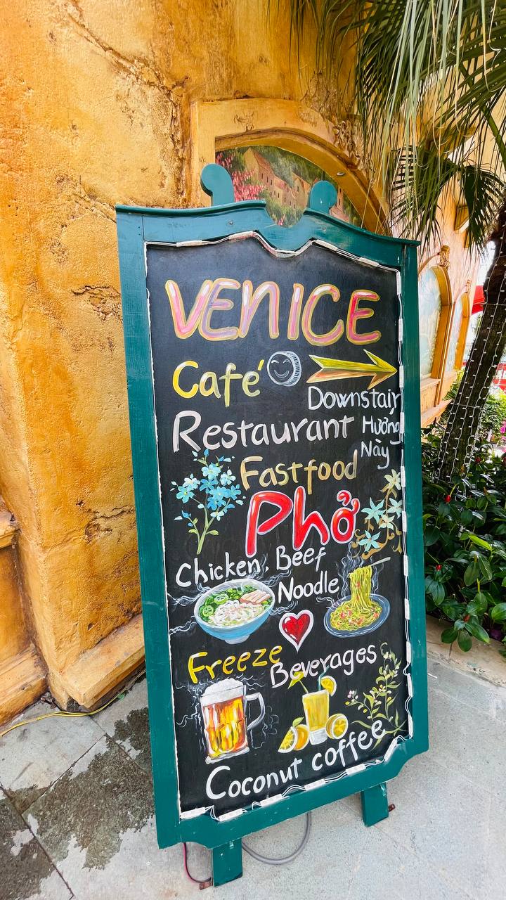 Если отобрать у этого города интернет, у него есть все шансы остаться здоровым. 
Даже с таким маркетинговым названием, Sunset town.
Он еще не достроен и запуститься только через год | Сетка — социальная сеть от hh.ru