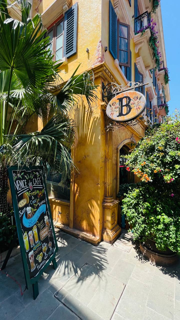 Если отобрать у этого города интернет, у него есть все шансы остаться здоровым. 
Даже с таким маркетинговым названием, Sunset town.
Он еще не достроен и запуститься только через год | Сетка — социальная сеть от hh.ru