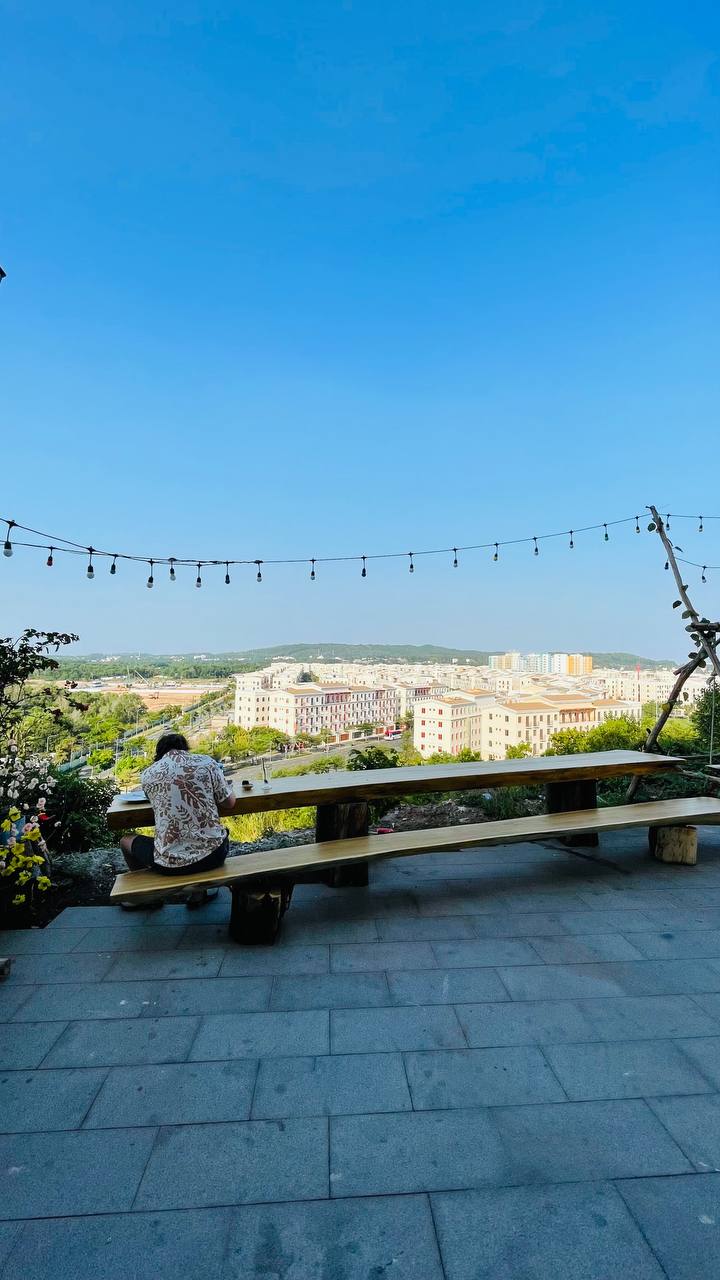 Если отобрать у этого города интернет, у него есть все шансы остаться здоровым. 
Даже с таким маркетинговым названием, Sunset town.
Он еще не достроен и запуститься только через год | Сетка — социальная сеть от hh.ru