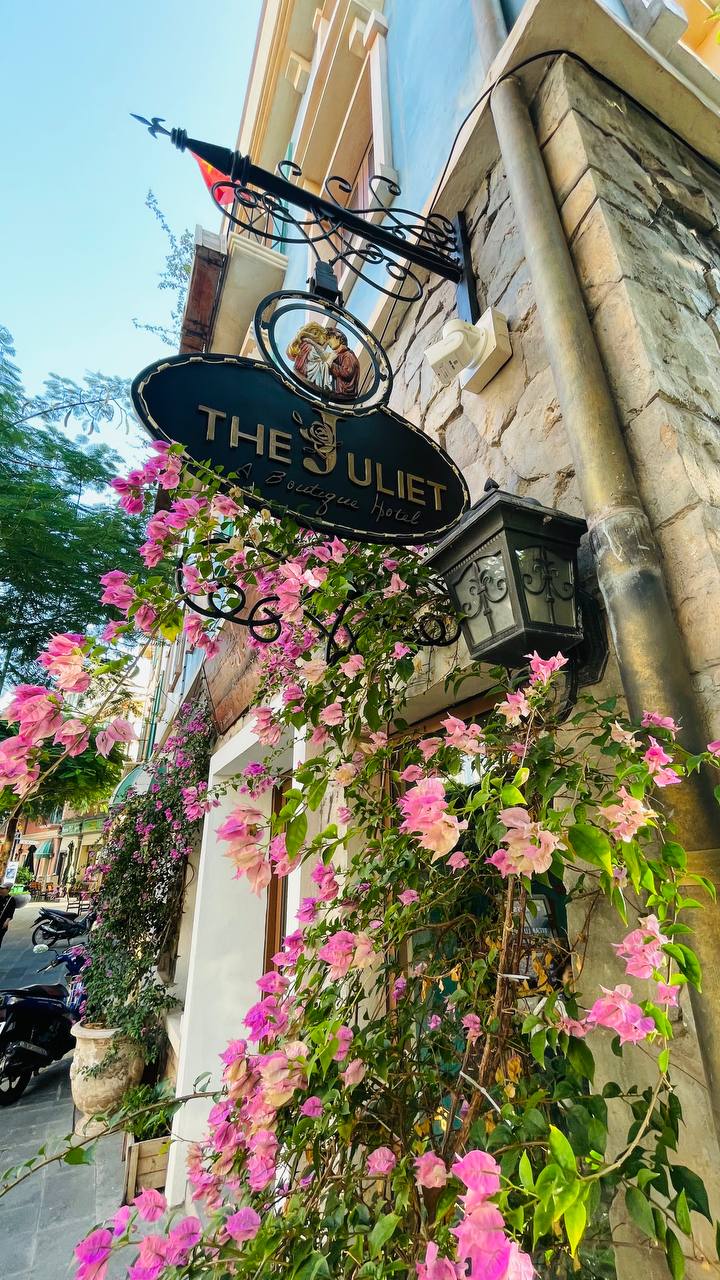 Если отобрать у этого города интернет, у него есть все шансы остаться здоровым. 
Даже с таким маркетинговым названием, Sunset town.
Он еще не достроен и запуститься только через год | Сетка — социальная сеть от hh.ru