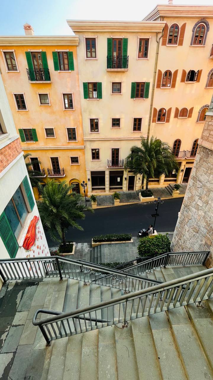 Если отобрать у этого города интернет, у него есть все шансы остаться здоровым. 
Даже с таким маркетинговым названием, Sunset town.
Он еще не достроен и запуститься только через год | Сетка — социальная сеть от hh.ru