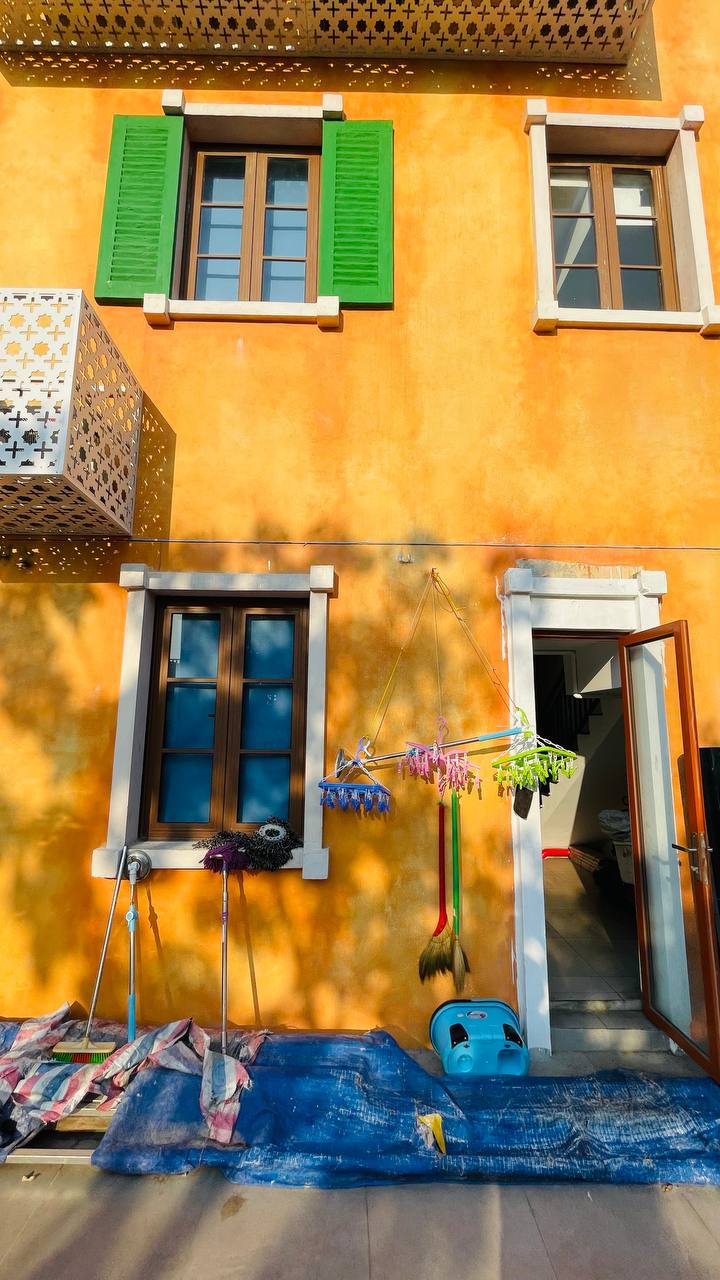 Если отобрать у этого города интернет, у него есть все шансы остаться здоровым. 
Даже с таким маркетинговым названием, Sunset town.
Он еще не достроен и запуститься только через год | Сетка — социальная сеть от hh.ru