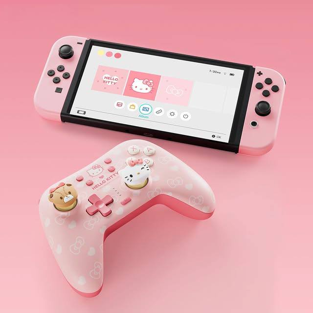 Красивое, бренд GeekShare выкатил предзаказ на игровой контроллер Hello Kitty. Релиз состоится 25 марта. В комплекте идут милые колпачки на джойстики, зарядка, стилизованная коробка | Сетка — социальная сеть от hh.ru