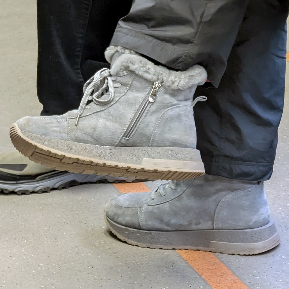 Удачный на мой взгляд микс ботинок и кроссовок
Найдены тут 👇
🪙Цена#1
Альтернативы
🪙Цена#2
🪙Цена#3
🪙Цена#4
🪙Цена#5
И о погоде ☀️
Сегодня в Москве ясно
Утром -8 ☀️
Днём -2 ☀️
Вечером -5 ☀️
#обувь #февра... | Сетка — социальная сеть от hh.ru