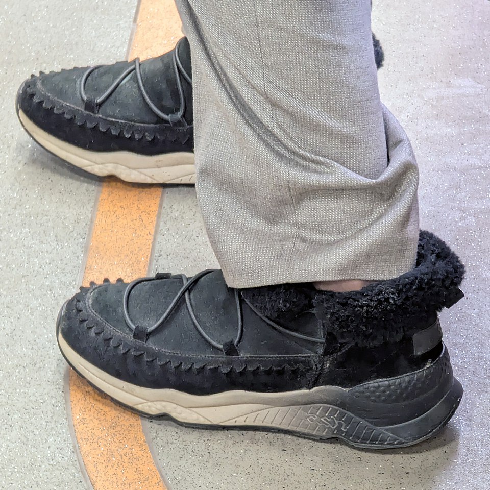 Зафиксирована очередная смесь:
- визуальная отсылка к мокасинам на верхней части носка
- тип шнуровки от мун-бутсов
- нижняя кроссовочная часть
Были когда-то на ламоде, поэтому вот пару альтернатив
На... | Сетка — социальная сеть от hh.ru