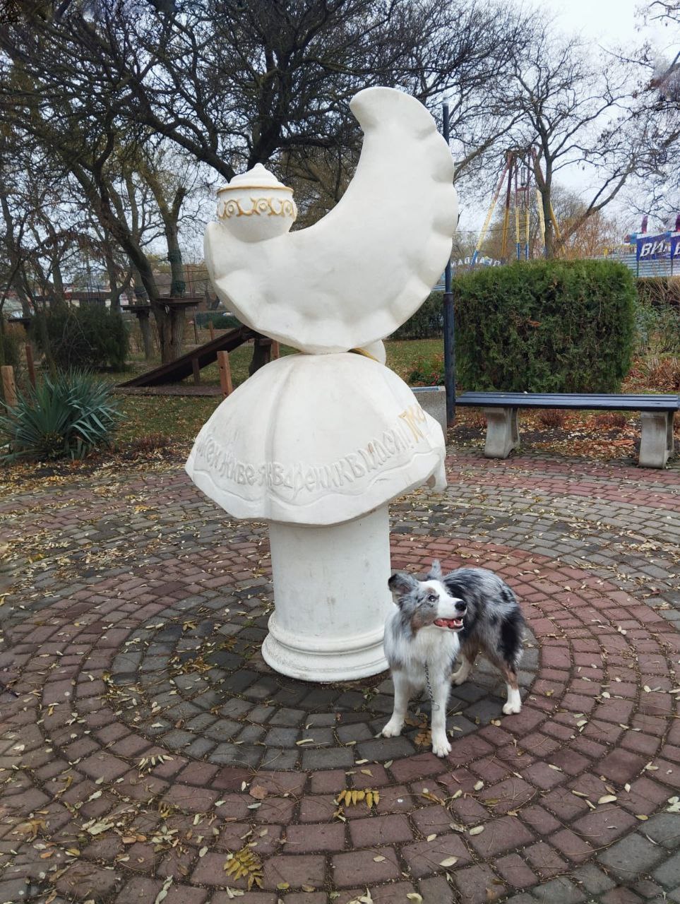 Честно... Я хер его знает о чём вам сегодня поведать... 
Тону в одном комплексном проекте, ввожу одного нового клиента в работу. Одним словом - занят.
Вот вам Шанти у памятника Вареника) 🥟 | Сетка — социальная сеть от hh.ru