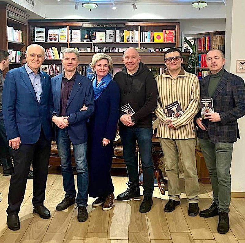 26 февраля практически в книжном магазине-библиотеке «Достоевский» прошла презентация книги «По обе стороны войны» Константина Леушина — писателя, неоднократно публиковавшегося в изданиях НАП «Русский... | Сетка — социальная сеть от hh.ru