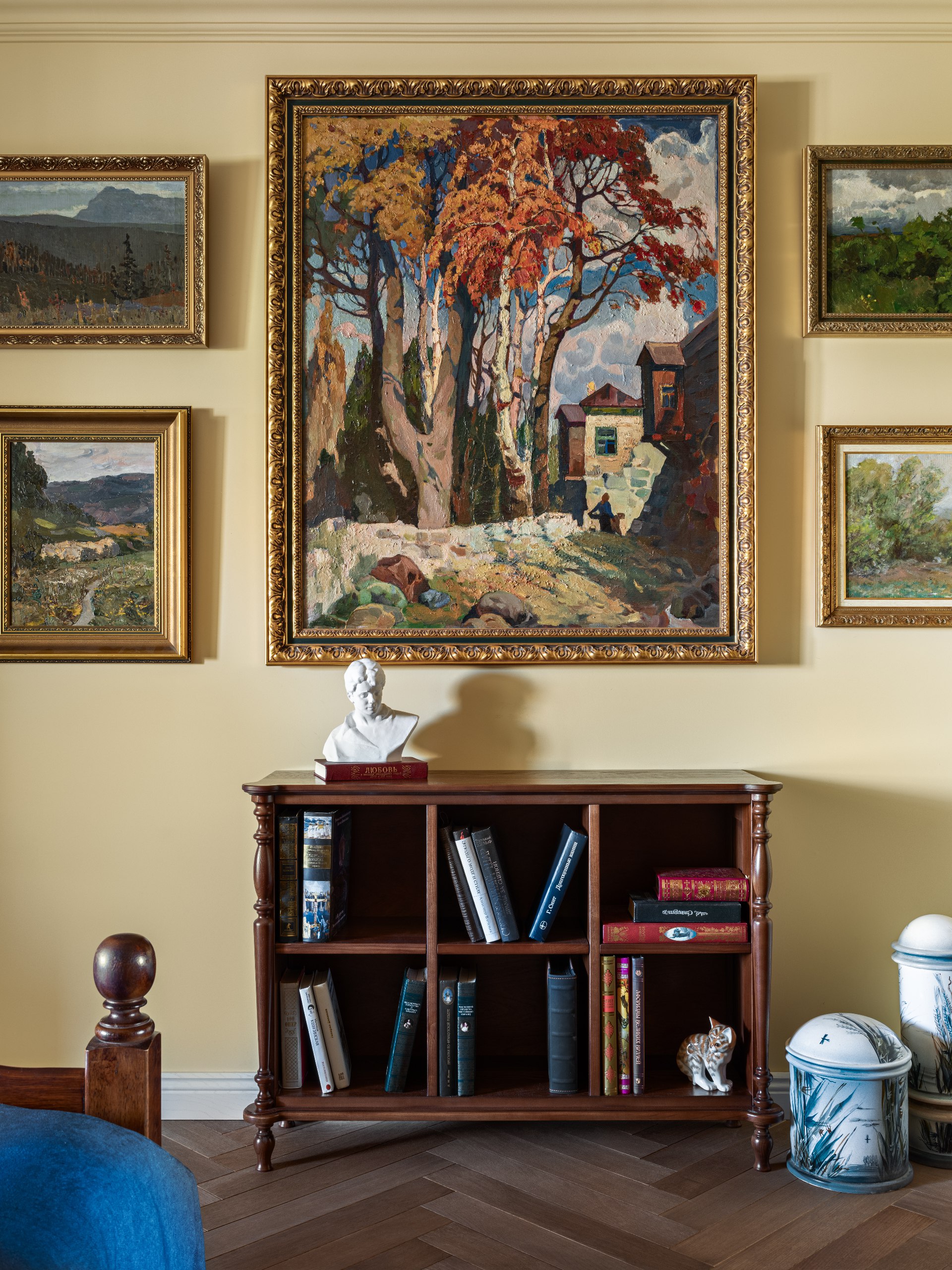 Квартира для кандидата химических наук и увлечённого собирателя живописи мастеров Краснодарского края по проекту дизайнеров Юлии Капункиной и Альбины Терещенко. Подробности читайте на сайте wajournal | Сетка — социальная сеть от hh.ru