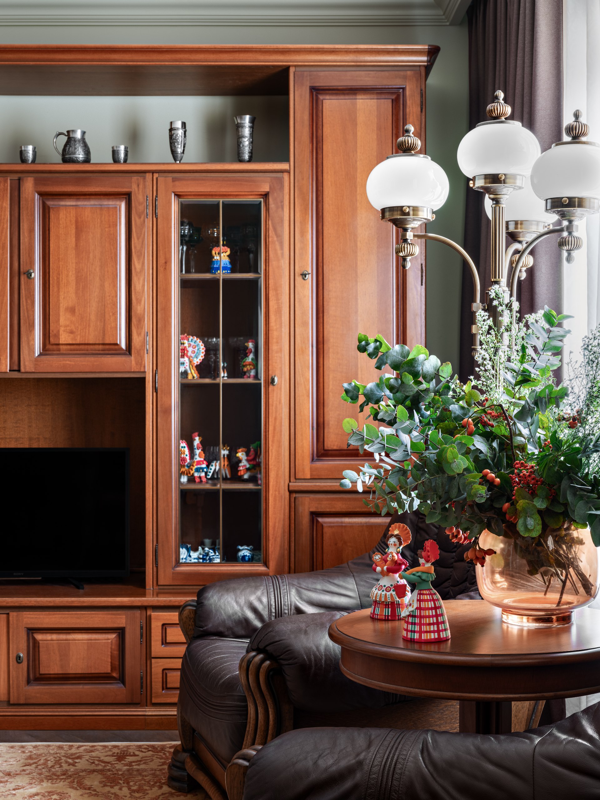 Квартира для кандидата химических наук и увлечённого собирателя живописи мастеров Краснодарского края по проекту дизайнеров Юлии Капункиной и Альбины Терещенко. Подробности читайте на сайте wajournal | Сетка — социальная сеть от hh.ru