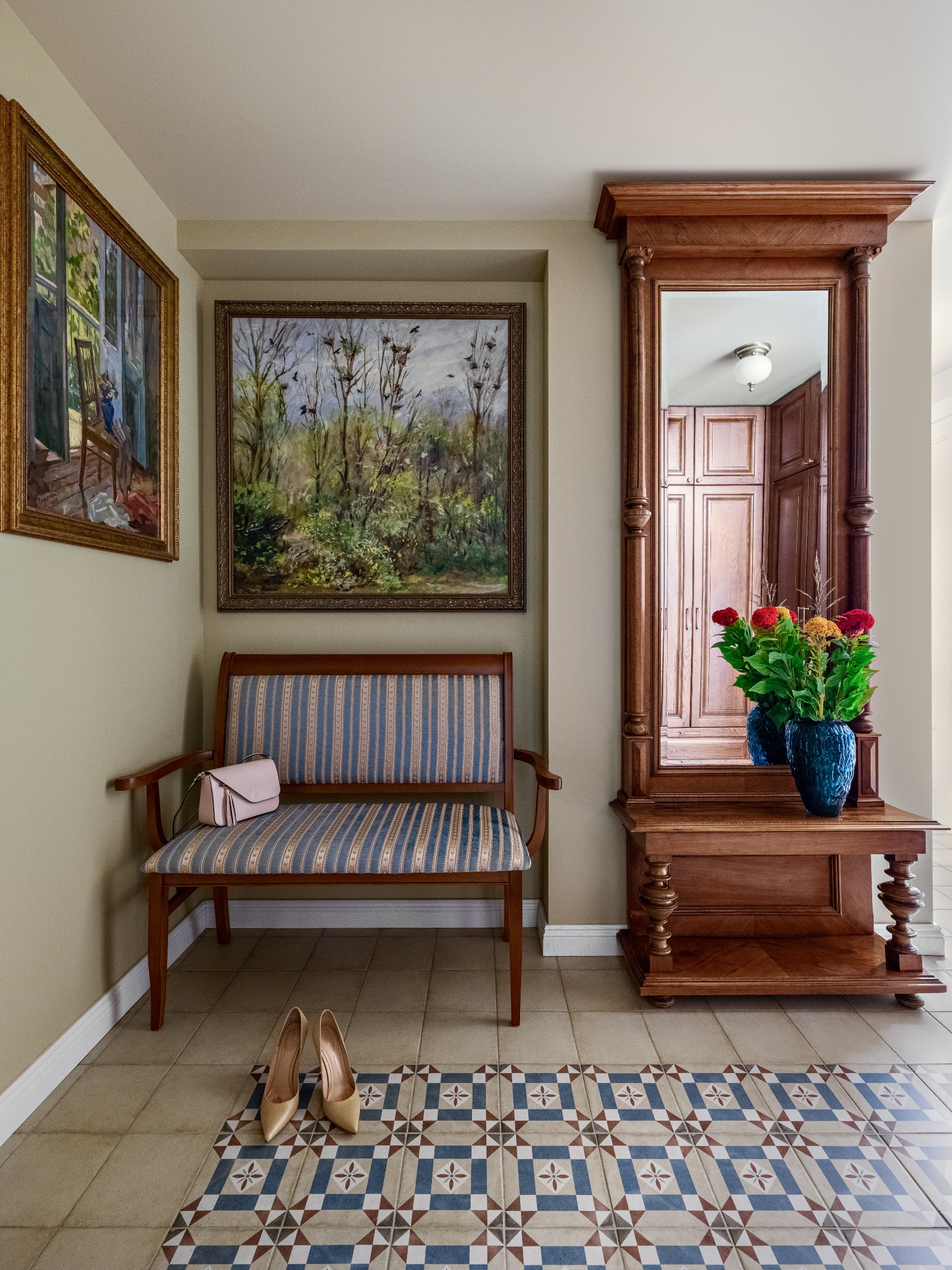 Квартира для кандидата химических наук и увлечённого собирателя живописи мастеров Краснодарского края по проекту дизайнеров Юлии Капункиной и Альбины Терещенко. Подробности читайте на сайте wajournal | Сетка — социальная сеть от hh.ru