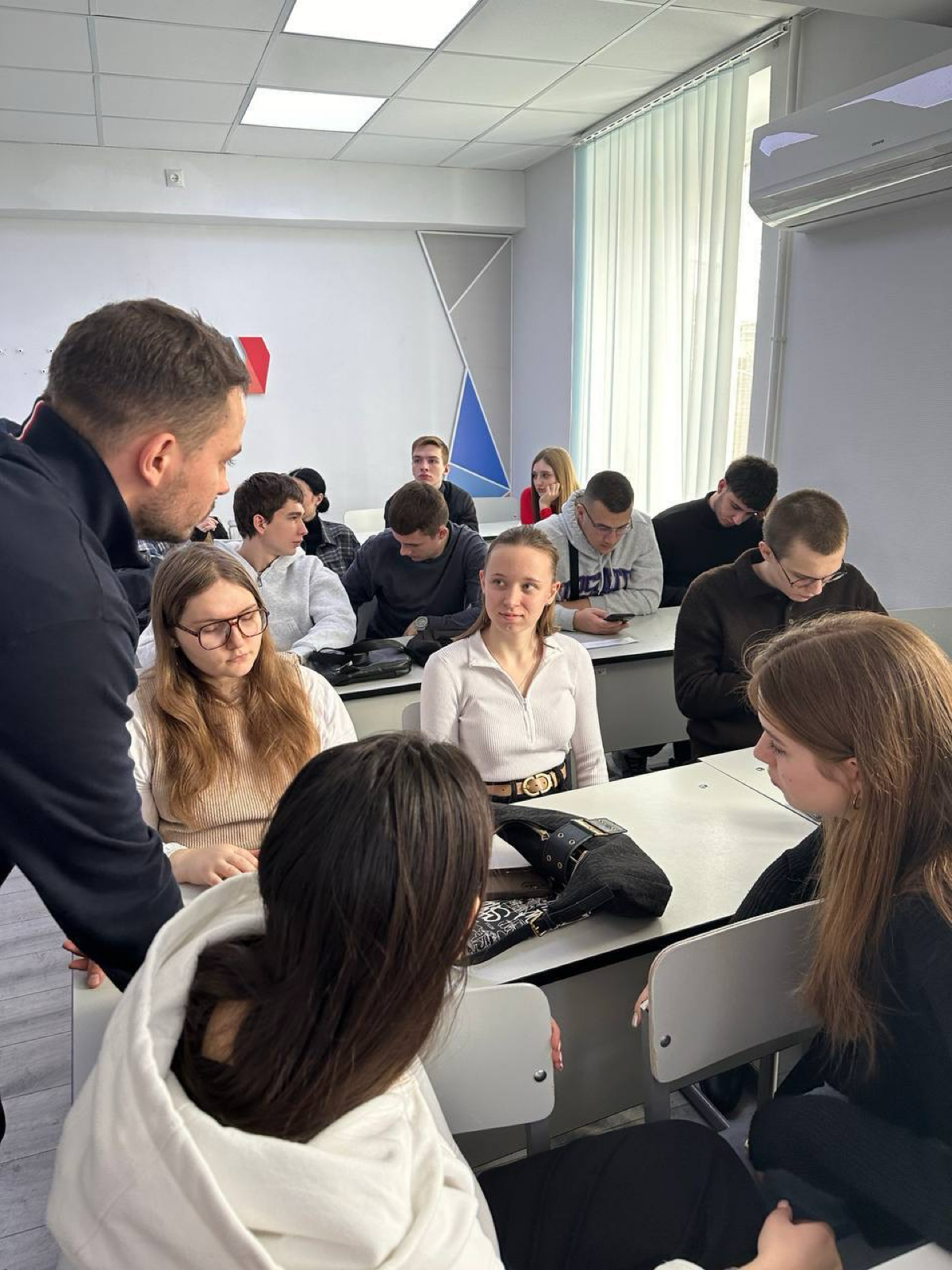 📸 Небольшой фотоотчёт с сегодняшнего мероприятия.
Провели бизнес-игру для студентов РГЭУ РИНХ на факультете менеджмент и предпринимательства. А также рассказали студентам про модель 4Р и СПИН продажи | Сетка — социальная сеть от hh.ru