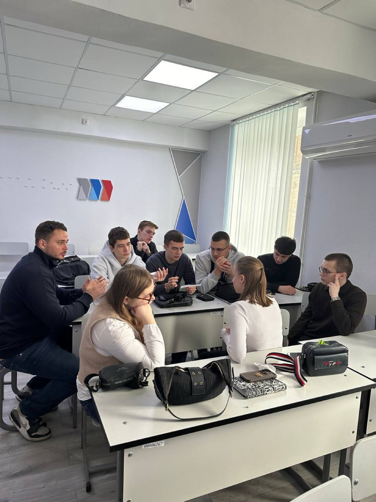 📸 Небольшой фотоотчёт с сегодняшнего мероприятия.
Провели бизнес-игру для студентов РГЭУ РИНХ на факультете менеджмент и предпринимательства. А также рассказали студентам про модель 4Р и СПИН продажи | Сетка — социальная сеть от hh.ru