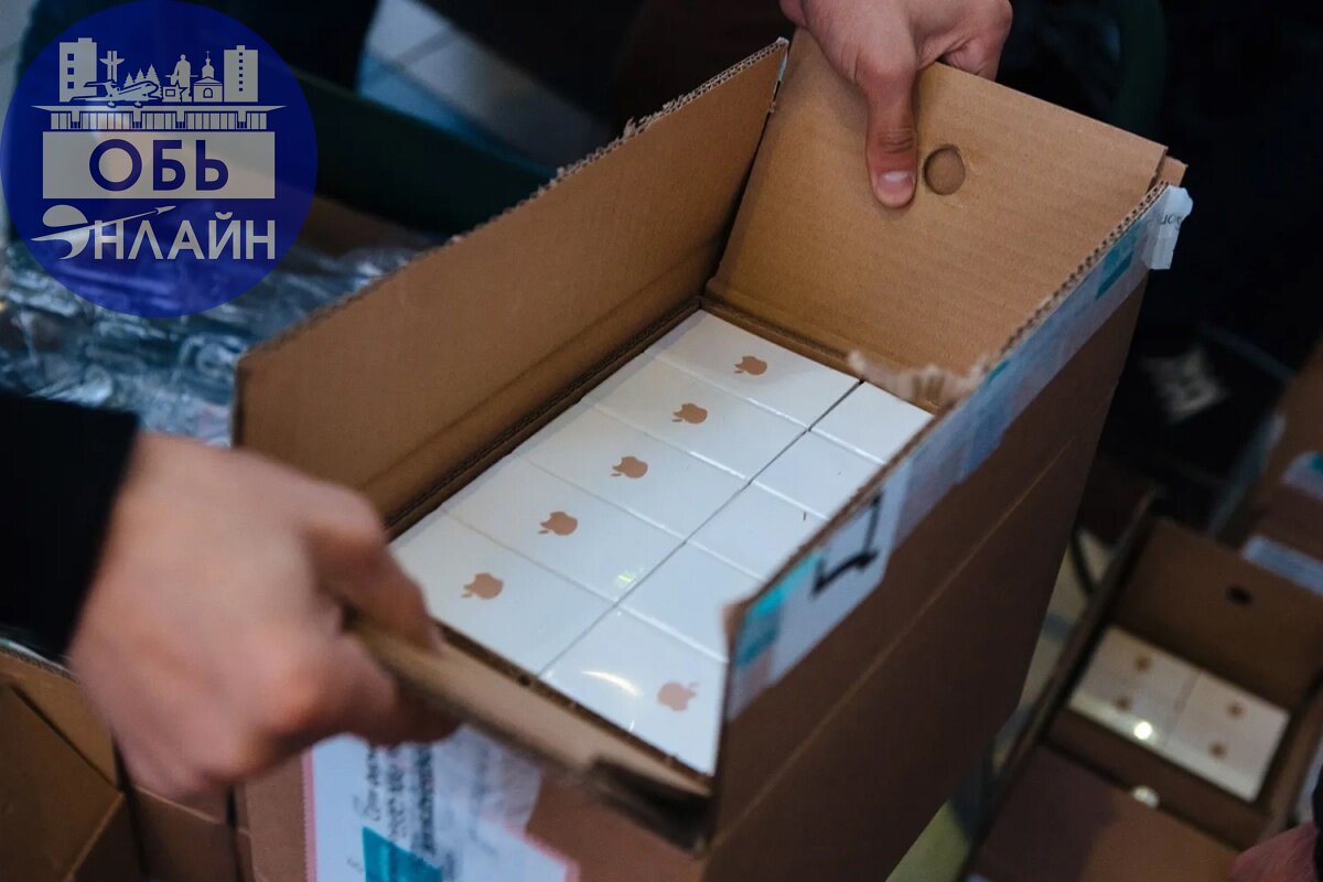 ↗ Не видать обчанам дешёвых айфонов
Житель Киргизии привёз партию из 29 новеньких "яблочек" в надежде сбыта, хотя сам предприниматель утверждал, что вёз гаджеты в качестве подарков | Сетка — социальная сеть от hh.ru