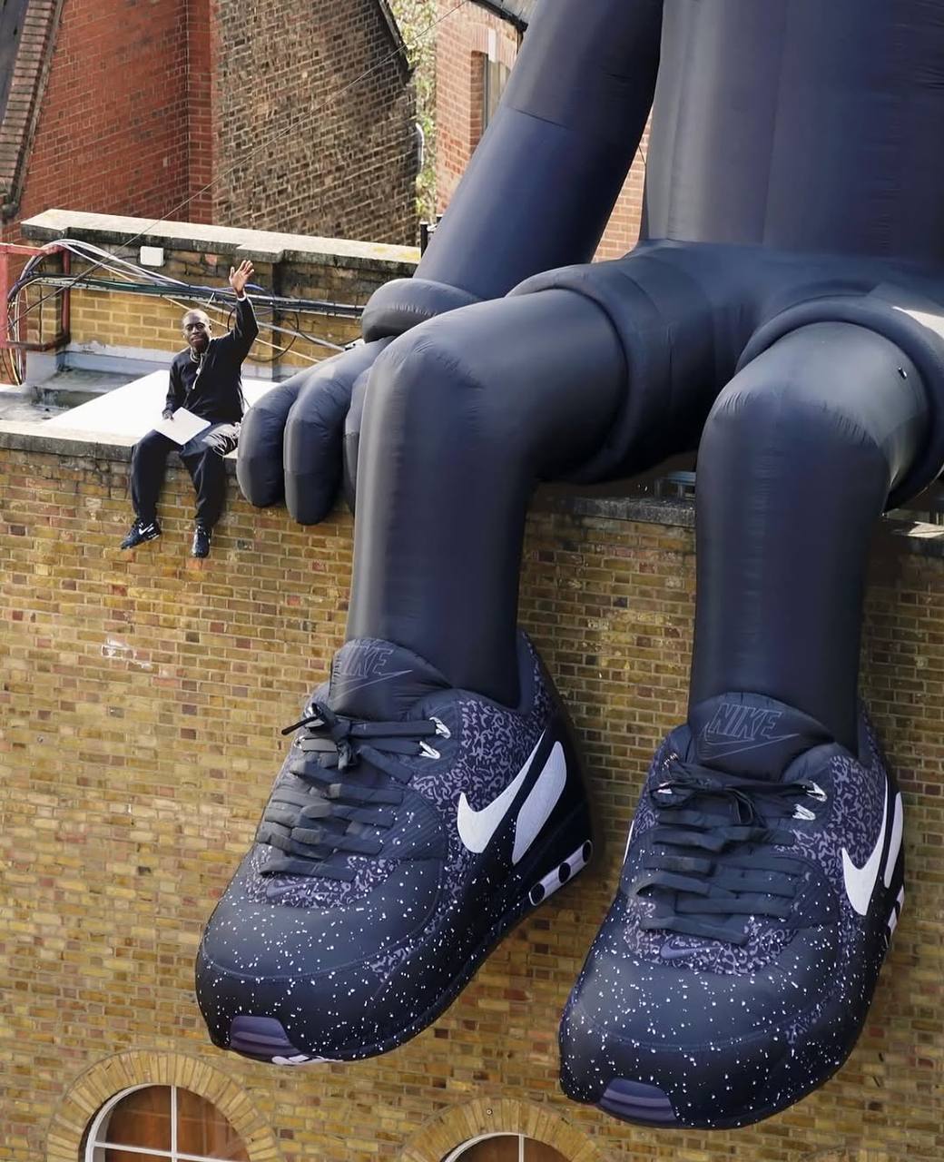 #Артем Присел.
Nike и британо-нигерийский арт-художник Slawn выкатили совместную пару кроссовок Air Max 90. Но ярче обуви получилась ее презентация | Сетка — социальная сеть от hh.ru