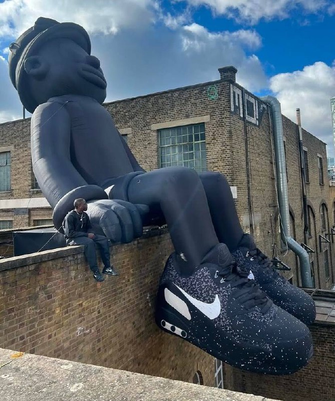 #Артем Присел.
Nike и британо-нигерийский арт-художник Slawn выкатили совместную пару кроссовок Air Max 90. Но ярче обуви получилась ее презентация | Сетка — социальная сеть от hh.ru