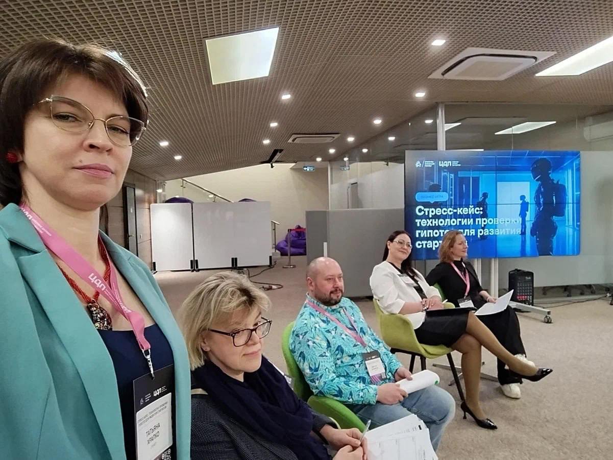 🔥 Модератор «Стресс-кейсов» в ЦДП!
С небольшим опозданием делюсь с Вами эмоциями!
27 февраля была модератором круглого стола на мероприятии «Стресс-кейсы» в Цифровом деловом пространстве | Сетка — социальная сеть от hh.ru