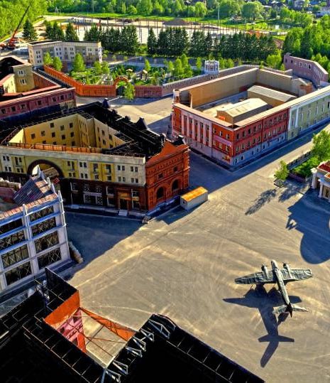 😱В Москве построили целый кино-город размером с три ВДНХ
В кинопарке «Москино» множество уникальных декораций: аэропорт, древнерусский город, ретро-вокзал и др | Сетка — социальная сеть от hh.ru