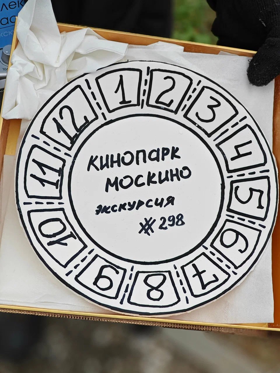 😱В Москве построили целый кино-город размером с три ВДНХ
В кинопарке «Москино» множество уникальных декораций: аэропорт, древнерусский город, ретро-вокзал и др | Сетка — социальная сеть от hh.ru