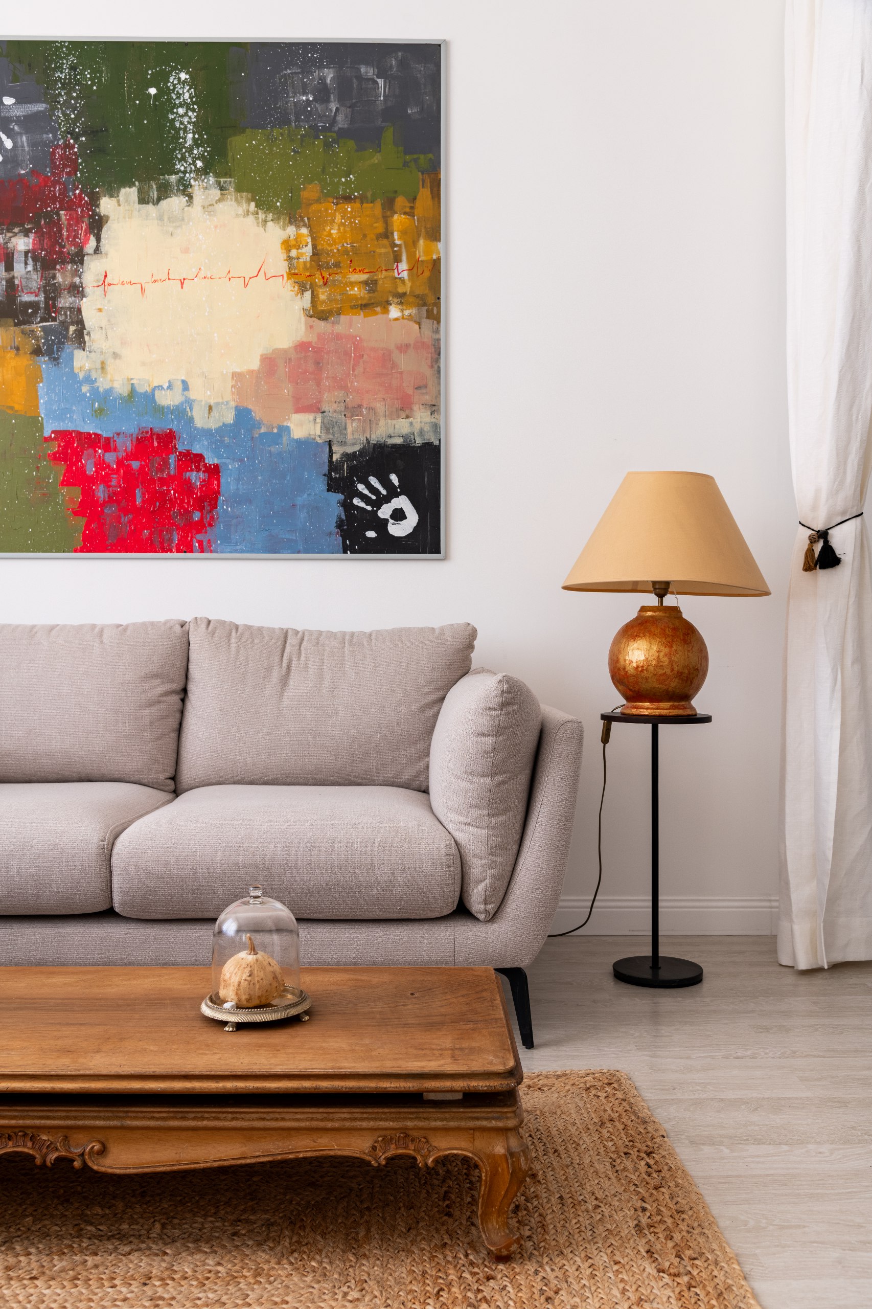 Студенческая берлога с французским шармом — минимализм, арт и эксперименты в маленькой квартире по проекту дизайнера Татьяны Дьячук. Подробности читайте в статье на сайте wajournal.ru | Сетка — социальная сеть от hh.ru