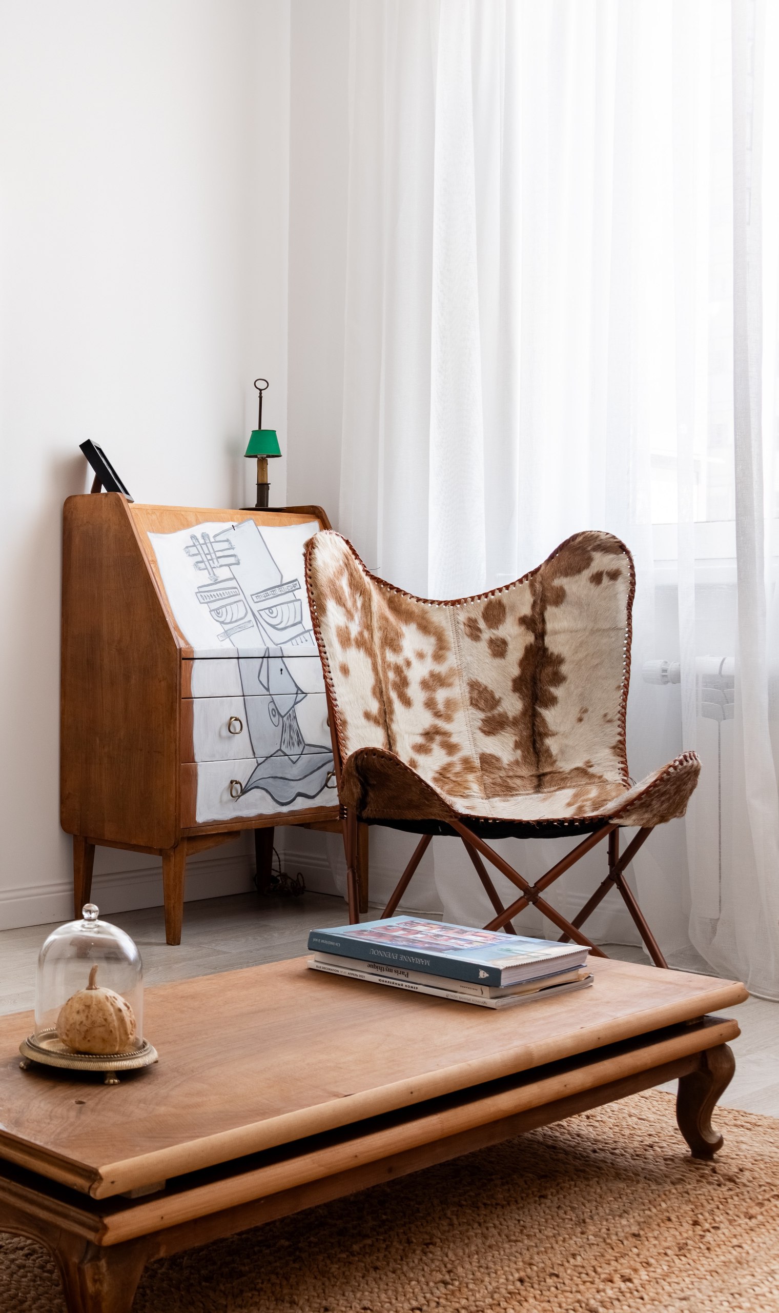 Студенческая берлога с французским шармом — минимализм, арт и эксперименты в маленькой квартире по проекту дизайнера Татьяны Дьячук. Подробности читайте в статье на сайте wajournal.ru | Сетка — социальная сеть от hh.ru