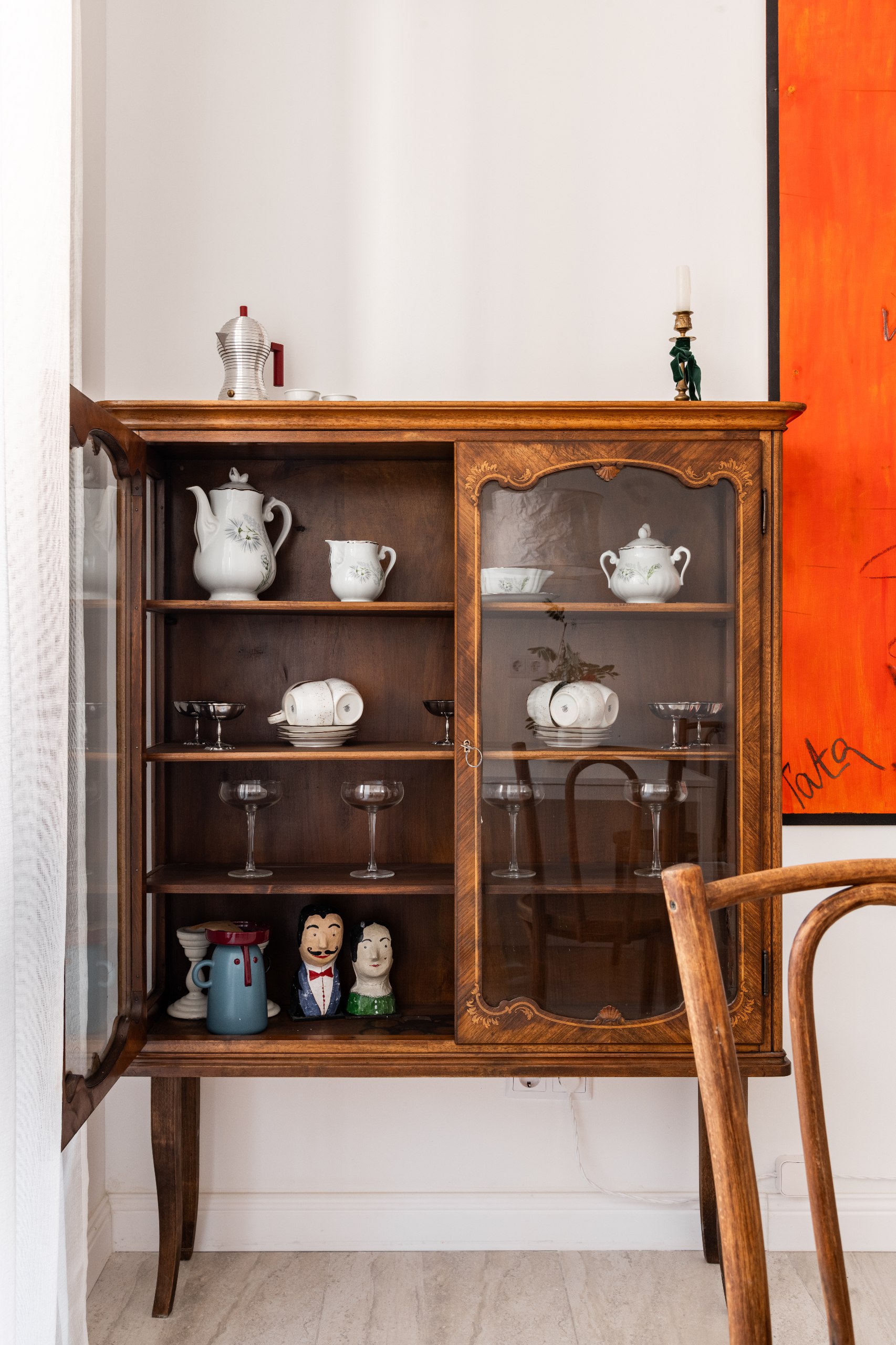 Студенческая берлога с французским шармом — минимализм, арт и эксперименты в маленькой квартире по проекту дизайнера Татьяны Дьячук. Подробности читайте в статье на сайте wajournal.ru | Сетка — социальная сеть от hh.ru