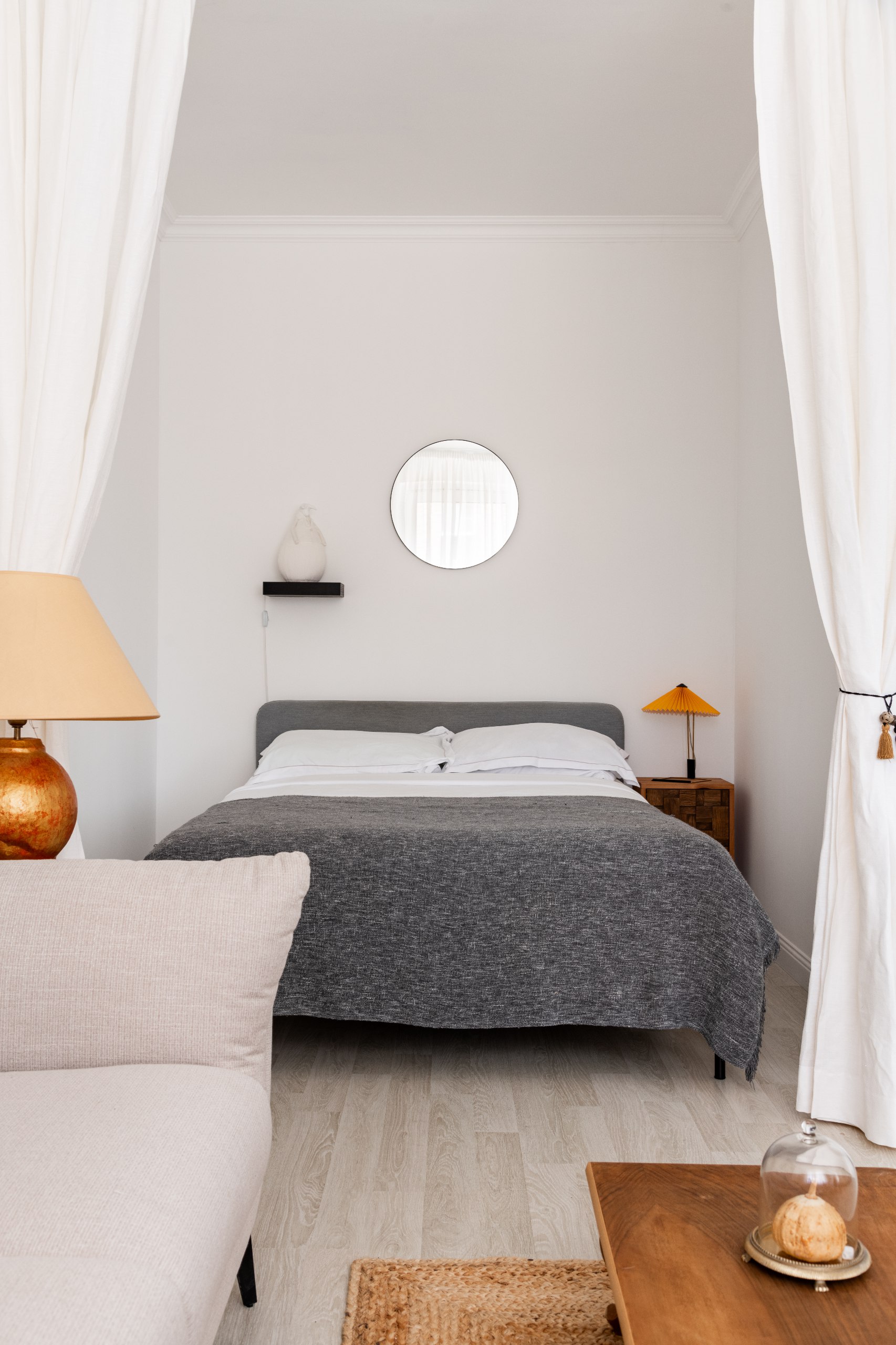 Студенческая берлога с французским шармом — минимализм, арт и эксперименты в маленькой квартире по проекту дизайнера Татьяны Дьячук. Подробности читайте в статье на сайте wajournal.ru | Сетка — социальная сеть от hh.ru