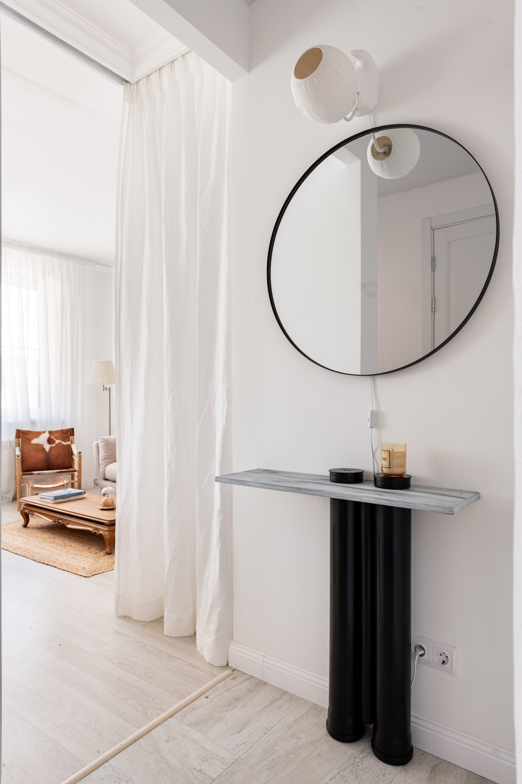 Студенческая берлога с французским шармом — минимализм, арт и эксперименты в маленькой квартире по проекту дизайнера Татьяны Дьячук. Подробности читайте в статье на сайте wajournal.ru | Сетка — социальная сеть от hh.ru