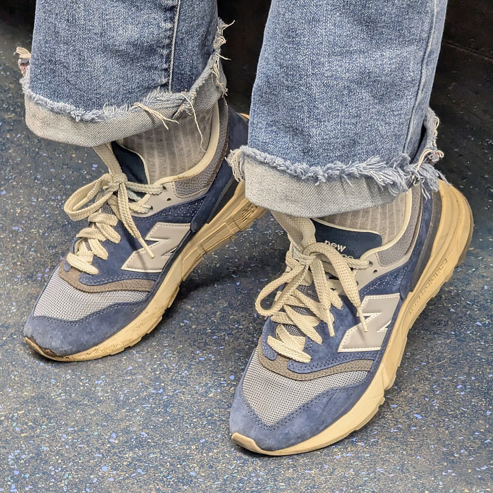 БАЛАНСИРУЮТ 😁
И это — New Balance 997
В самом сердце Новой Англии, где прохладные ветры с Атлантики переплетаются с духом инноваций, родилась одна из самых культовых моделей кроссовок — New Balance 99... | Сетка — социальная сеть от hh.ru