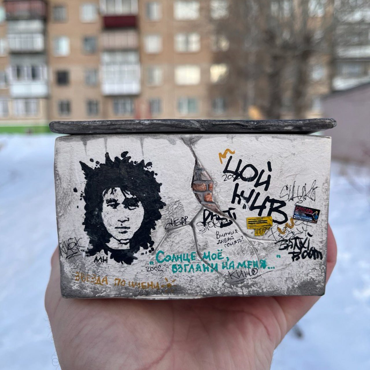 Реалистичные макеты панелек были, ПО-2 в виде всего на свете были, а вот реалистичных гипсовых «заброшек» пока ещё не видел (хотя ларьки тоже уже были)
Сделано проектом монануна | Сетка — социальная сеть от hh.ru
