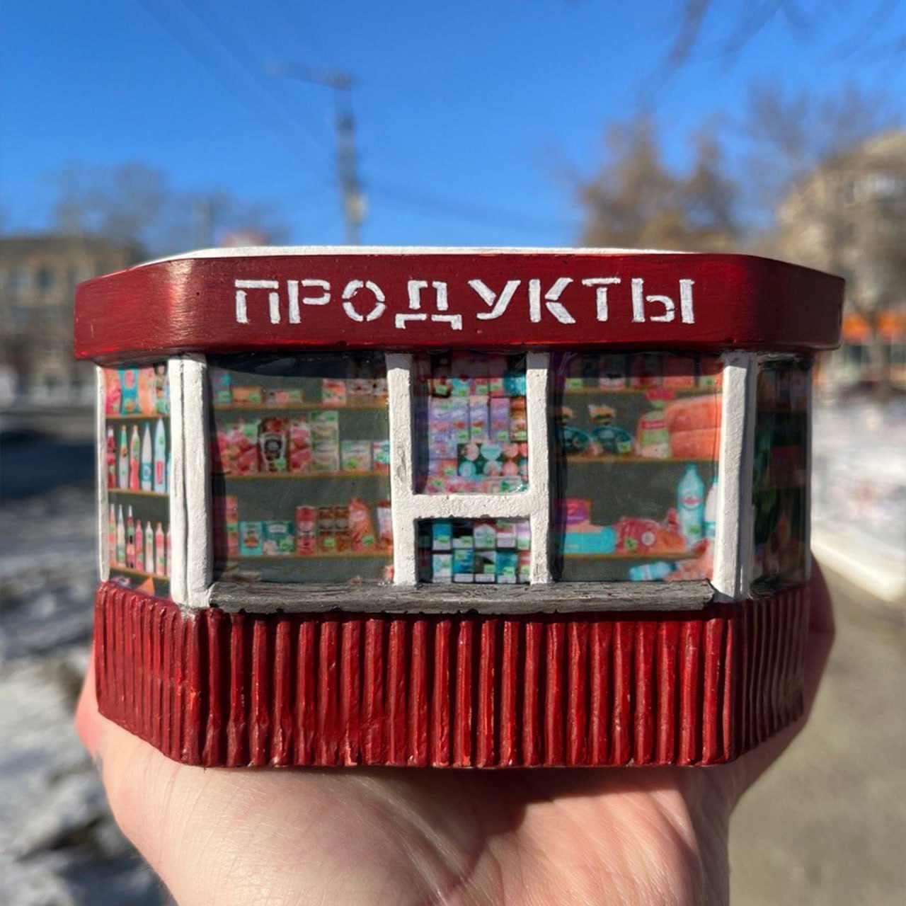 Реалистичные макеты панелек были, ПО-2 в виде всего на свете были, а вот реалистичных гипсовых «заброшек» пока ещё не видел (хотя ларьки тоже уже были)
Сделано проектом монануна | Сетка — социальная сеть от hh.ru