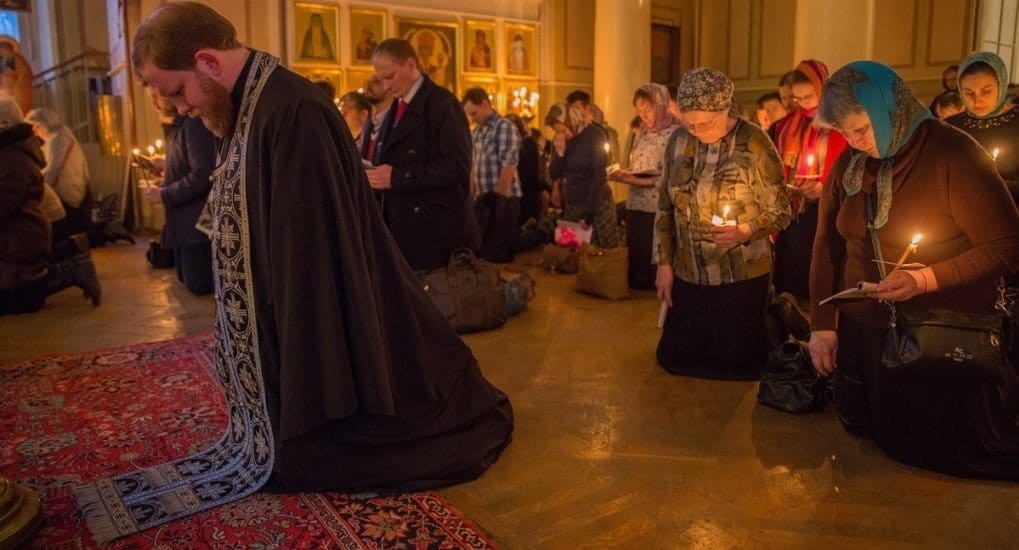 ОН создал мир.
Семи цветов
Хватило для созданья мира.
ОН полыхание садов
Вписал в осенние клавиры.
ОН грел разодранный сугроб
Разгоряченными руками.
ОН вытирал вспотевший лоб
Разноязыкими словами | Сетка — социальная сеть от hh.ru