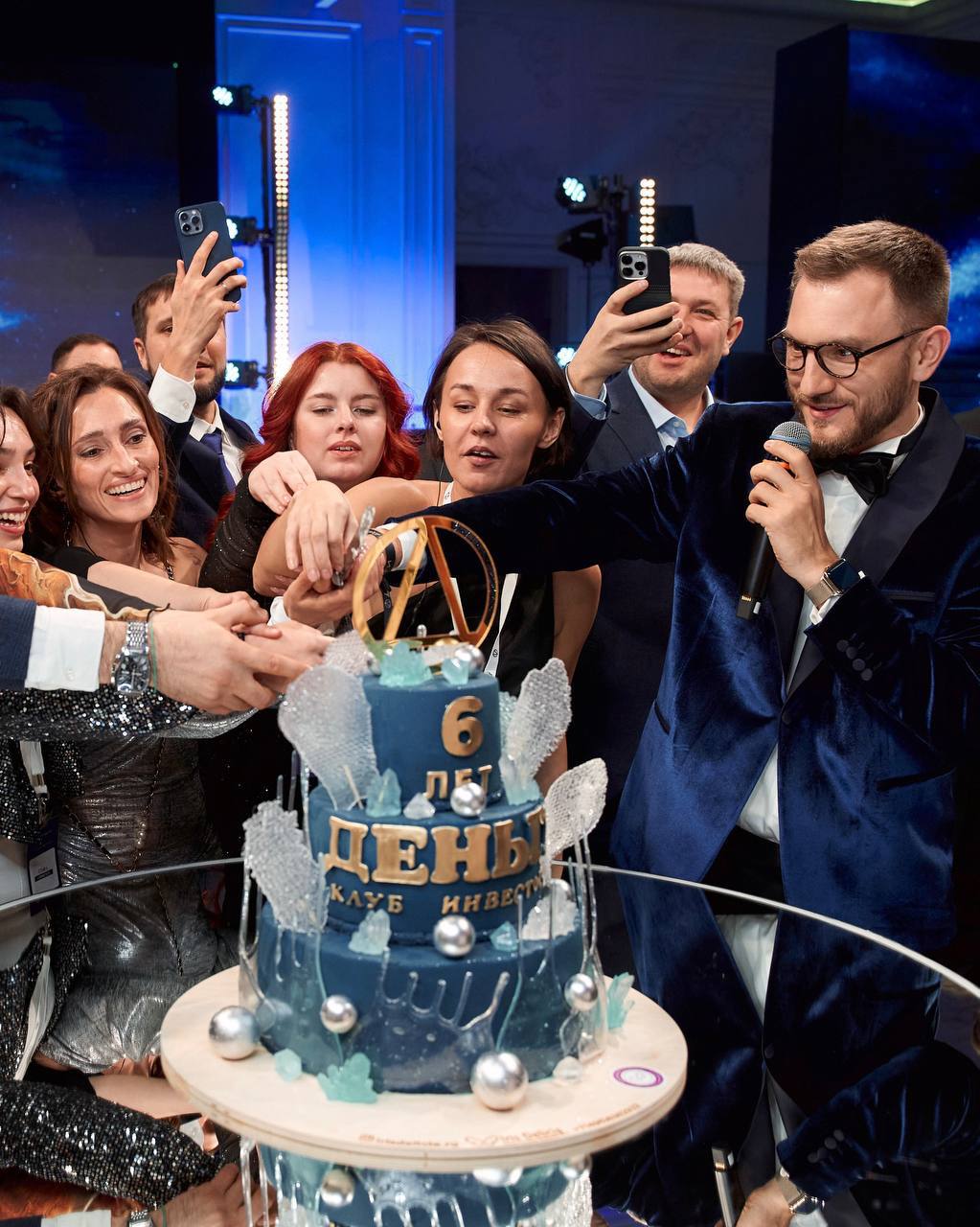 400+ резидентов, из которых 198 вступило в клуб в 2024 😍🔥
Такими итогами похвастался Клуб «Деньги», участник нашего Акселератора сообществ, на своем недавнем дне рождения | Сетка — социальная сеть от hh.ru