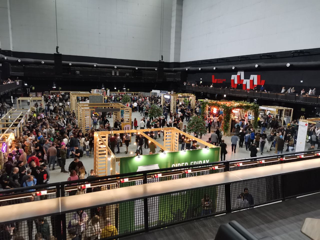 Сидр поиск идеального вкуса: впечатления с Russian Cider Festival
Сидр всегда был где-то на периферии моего внимания. Вино — история, сложность, характер. Пиво — привычное, плотное, понятное | Сетка — социальная сеть от hh.ru