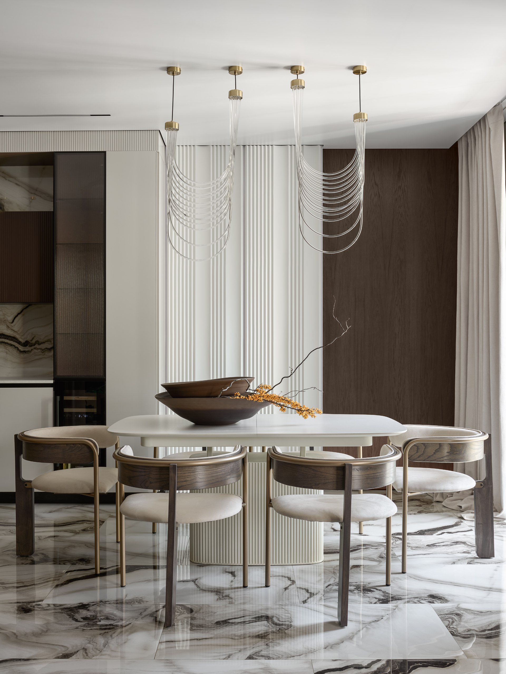 Панорамные окна с видом на парк, благородные оттенки кофе с молоком и золотые акценты — каким получился интерьер в духе неоклассики по проекту дизайнера Екатерины Мищенко читайте на сайте wajournal.ru | Сетка — социальная сеть от hh.ru