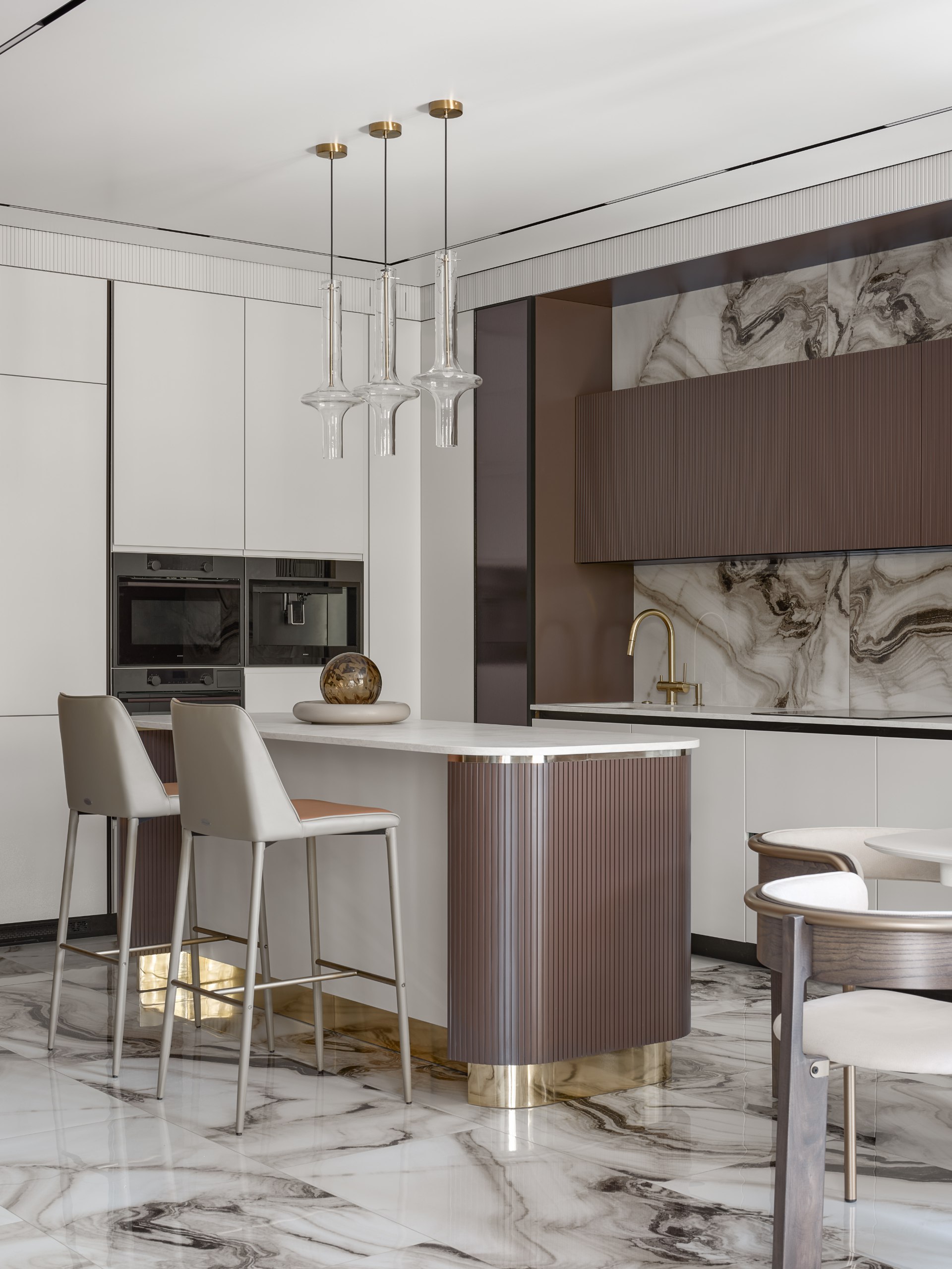 Панорамные окна с видом на парк, благородные оттенки кофе с молоком и золотые акценты — каким получился интерьер в духе неоклассики по проекту дизайнера Екатерины Мищенко читайте на сайте wajournal.ru | Сетка — социальная сеть от hh.ru