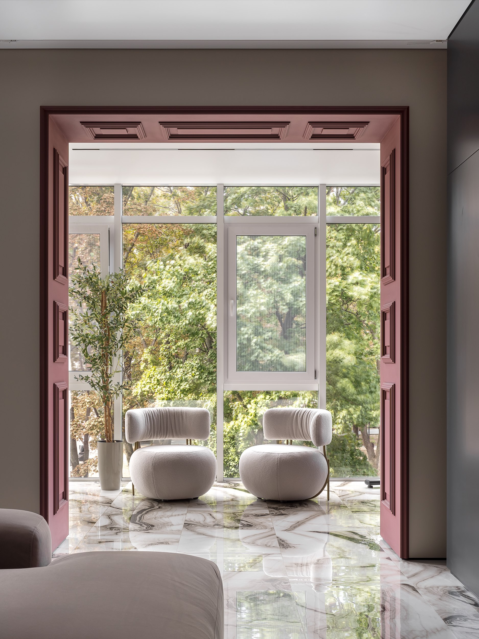 Панорамные окна с видом на парк, благородные оттенки кофе с молоком и золотые акценты — каким получился интерьер в духе неоклассики по проекту дизайнера Екатерины Мищенко читайте на сайте wajournal.ru | Сетка — социальная сеть от hh.ru