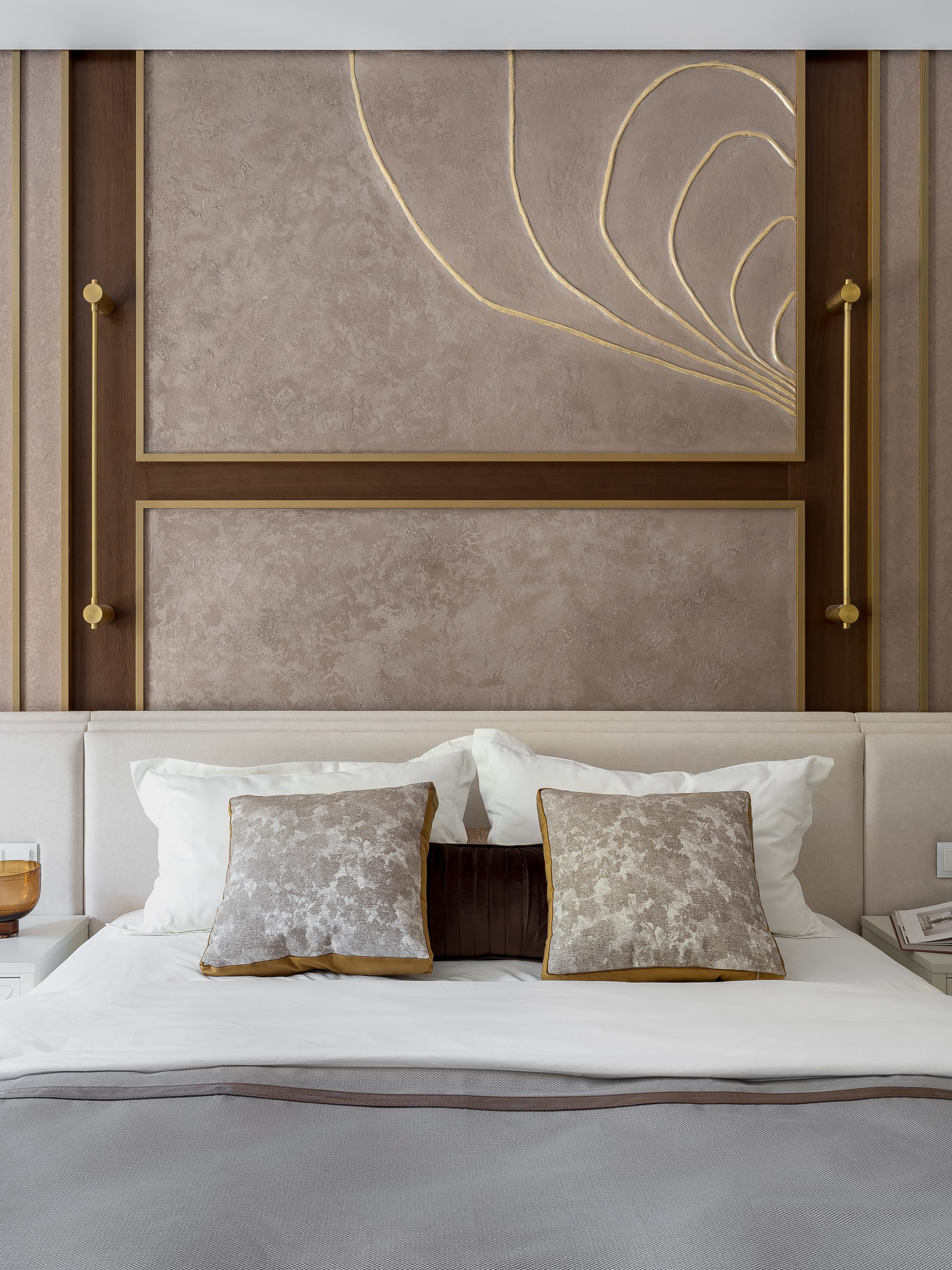 Панорамные окна с видом на парк, благородные оттенки кофе с молоком и золотые акценты — каким получился интерьер в духе неоклассики по проекту дизайнера Екатерины Мищенко читайте на сайте wajournal.ru | Сетка — социальная сеть от hh.ru